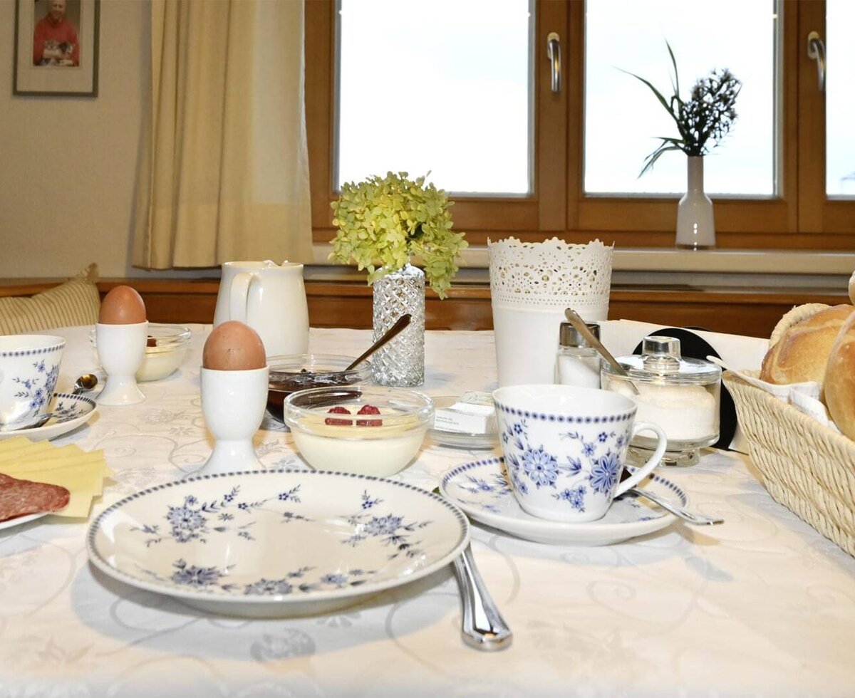 Hier sehen Sie den Frühstücksraum mit Ausblick, bei uns auf dem Ferienhof Kaufmann.