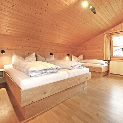 Hier sehen Sie das Schlafzimmer – komplett aus Holz.